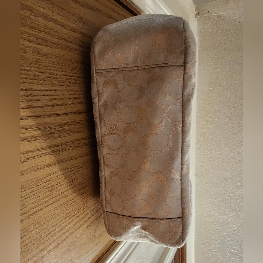 Guc beautiful gold jacquard signature coach shoulder bag see pics - Picture 3 of 10